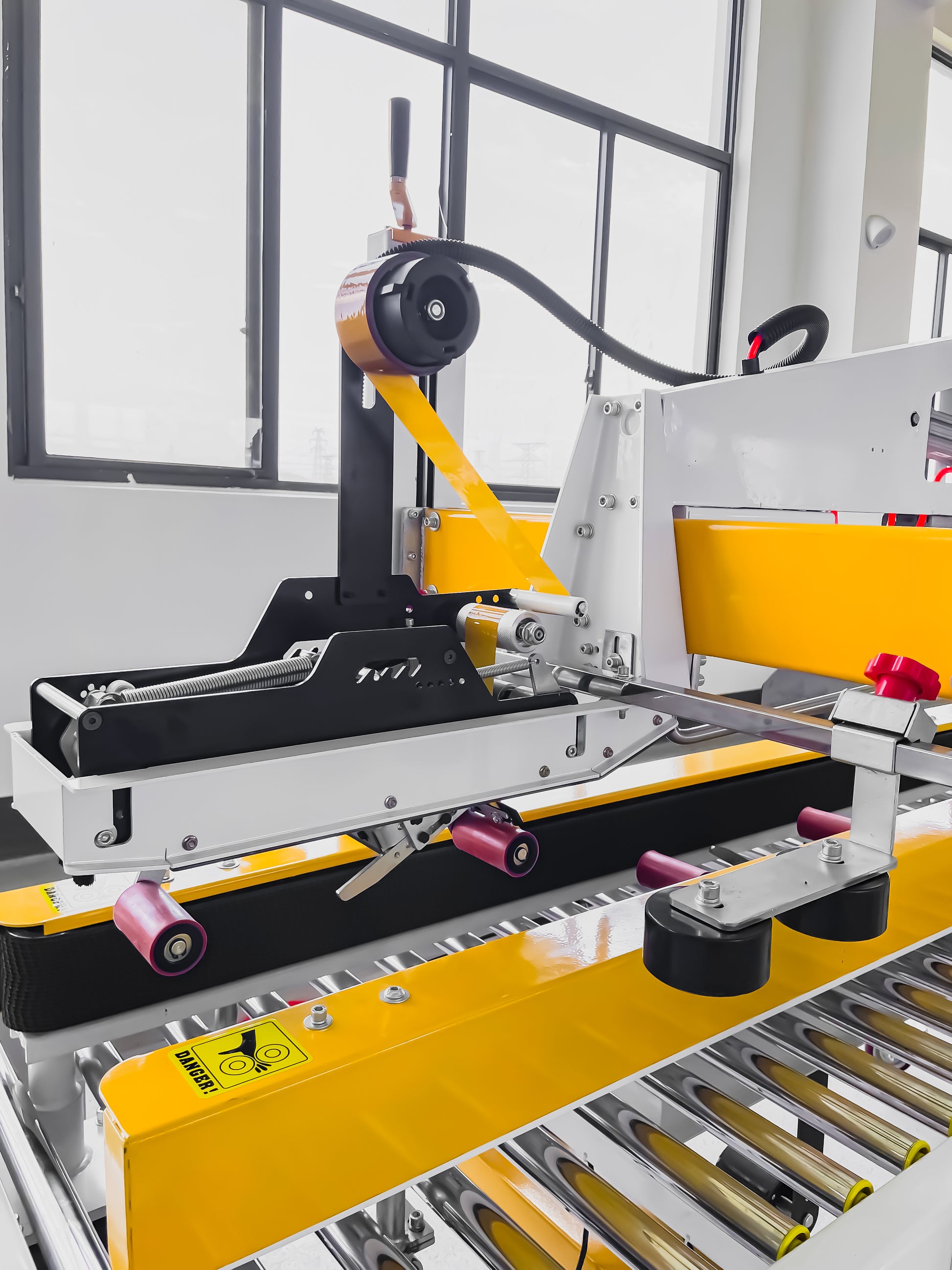 SJ - Z500A Automatic Folding Carton Sealing Machine - beyond pack